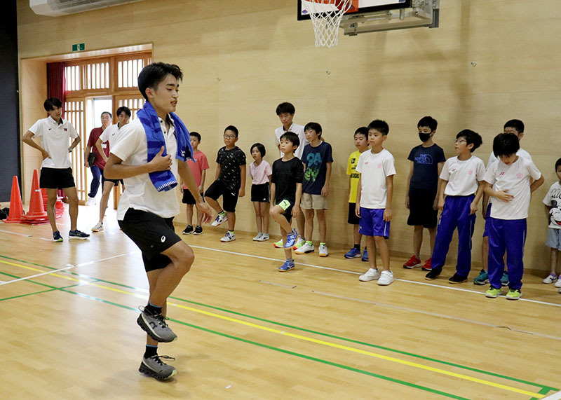 未就学児と小学生に足の使い方を教える早稲田大競走部員