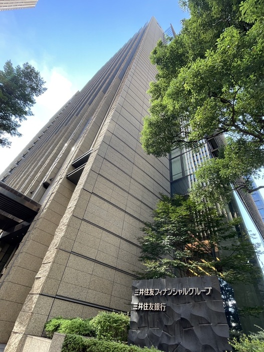 SMBCの存在感（三井住友銀行本店　TSR撮影）