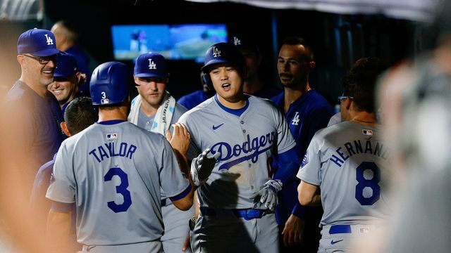 チームメートとハイタッチする大谷翔平選手【写真：USA TODAY Sports/ロイター/アフロ】