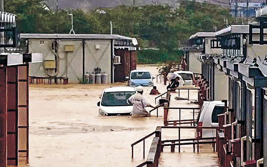 冠水した仮設住宅の団地＝２１日午前１０時５分、輪島市宅田町