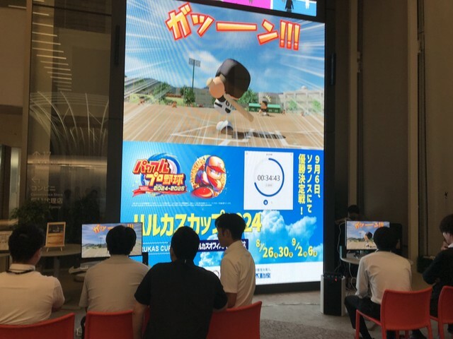 決勝戦：西日本電信電話「NTT-フレッツヒカリーズ」が操作するオリックス・中川が左中間に本塁打を放つ＝大阪・あべのハルカス（撮影・藤丸紘生）