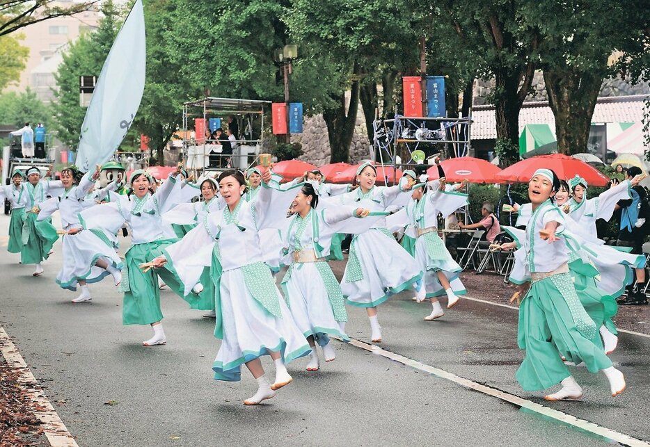 エネルギッシュなダンスを披露するよさこいの踊り手たち＝富山市本丸