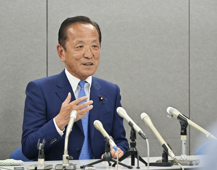 記者会見で政界引退を表明した中村喜四郎氏=県庁