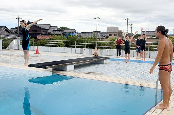 水面から高さ３０センチの台から飛び込む参加者