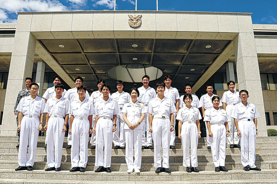 東さん（前列中央）と石川県出身の防衛大学生＝神奈川県横須賀市の防衛大学校