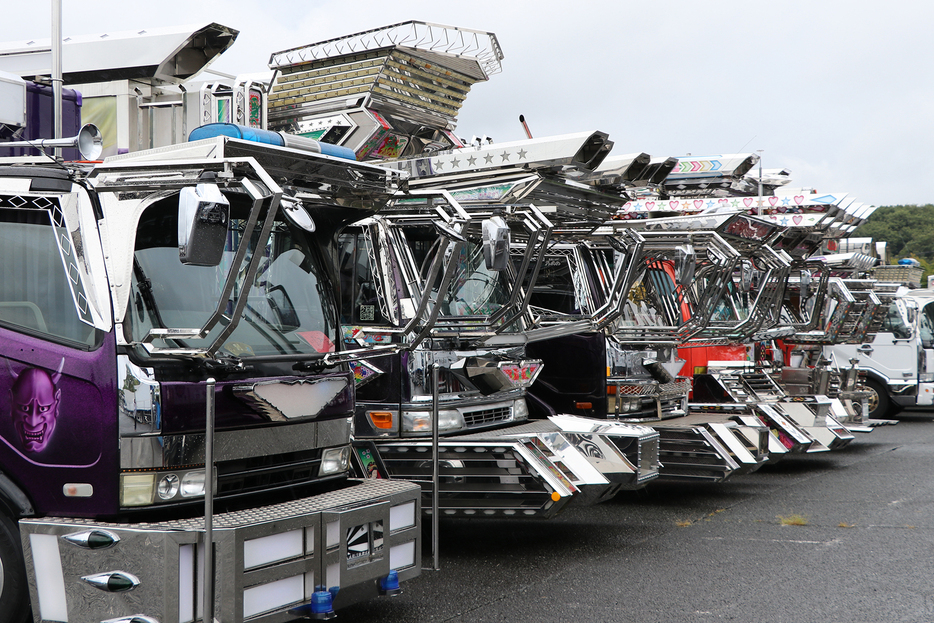 デコトラというド派手な車両はよく撮影多少になりがちだが、そこで忘れられるのがナンバーの処理だ。今ではナンバーをもとに個人ユーザーを特定することは難しくなっているが、それでも個人情報に変わりない。マナーを守って撮影などを楽しもう。