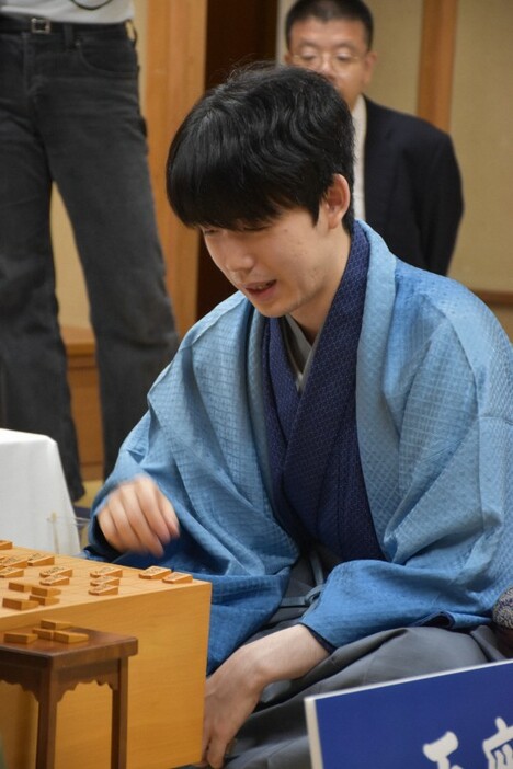 3連勝で王座の初防衛を決め、感想戦で笑顔を見せる藤井聡太王座＝京都市で2024年9月30日午後9時37分、新土居仁昌撮影