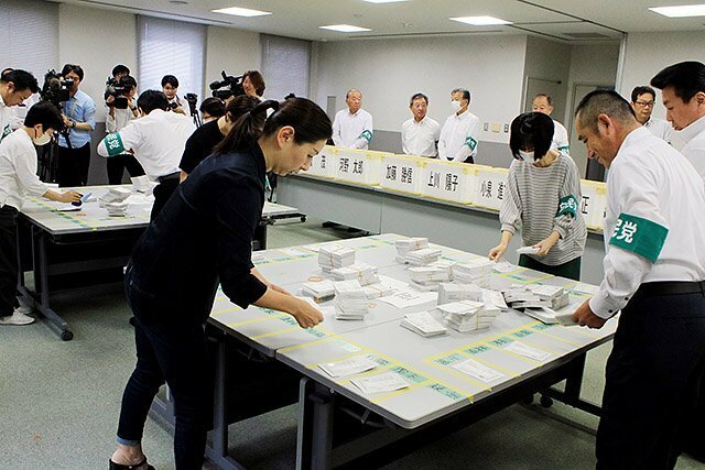 開票作業を進める県連の担当者