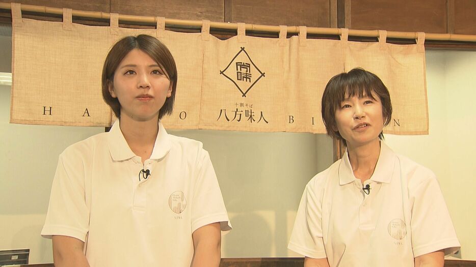 畔上さんと母・美重子さん（右）