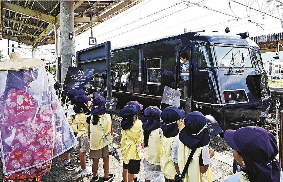 ４年目の最終運行として新宮駅を出発する銀河を見送る関係者（２５日、和歌山県新宮市で）