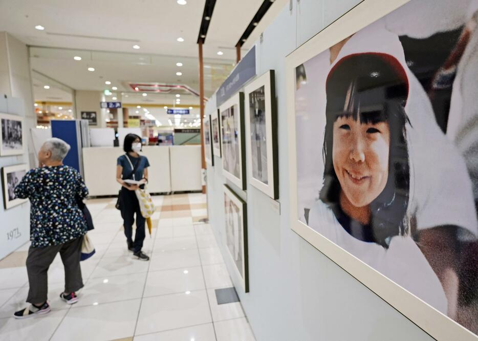 東京都足立区の商業施設「アリオ西新井」で始まった横田めぐみさんの写真展＝3日午前