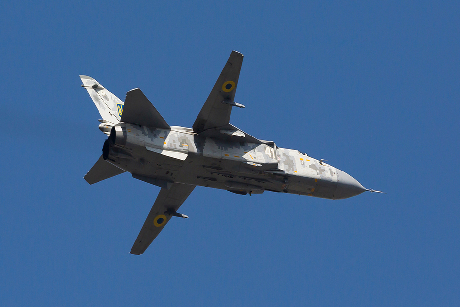 ウクライナ空軍のSu-24戦闘爆撃機。2018年8月、キーウ（Oleksandr Naumenko / Shutterstock.com）