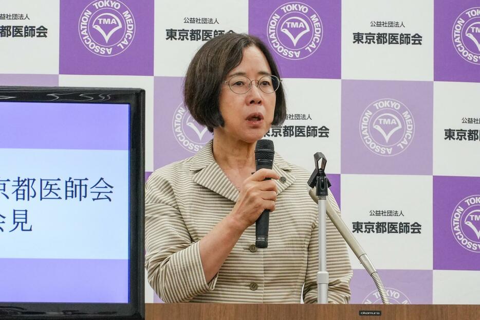 定例記者会見で都内の梅毒感染者数に言及する東京都医師会の川上一恵理事