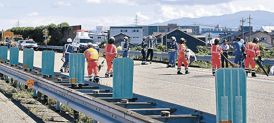 玉突き事故が起きた現場周辺＝１１日午前１１時、北陸自動車道白山ＩＣ付近