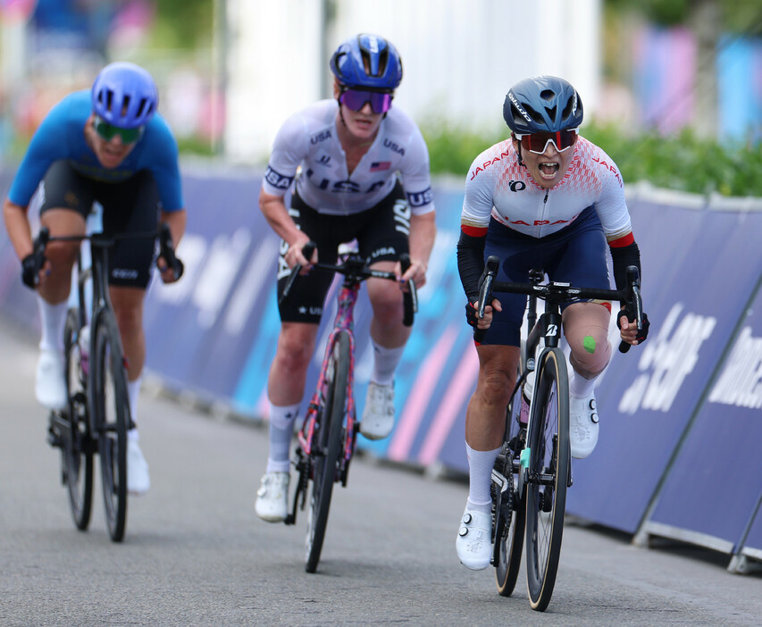 パラリンピック・自転車女子個人ロードレース（運動機能障害Ｃ１～３）、ゴール直前で競り合う杉浦佳子（右端）＝７日、パリ郊外