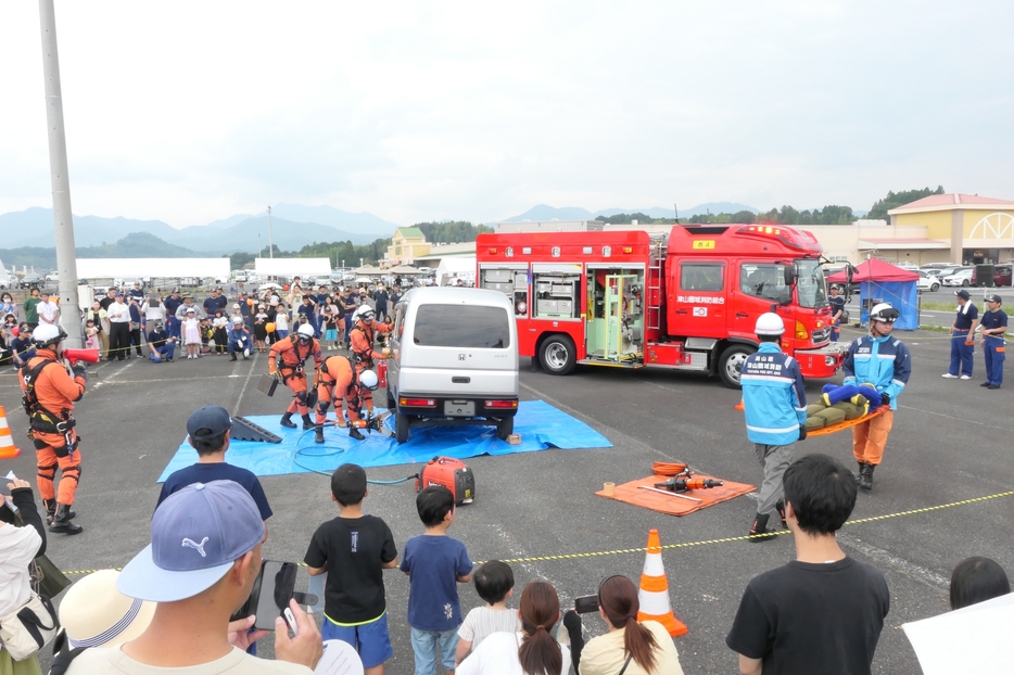 救助訓練の様子を見学する来場者=岡山県鏡野町で