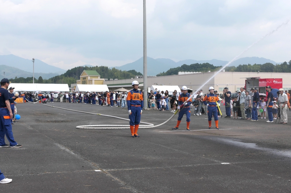 操法訓練を披露する鏡野町消防団