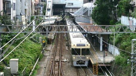 京王電鉄明大前駅の井の頭線ホーム。駅名にはどんな過去が……？（筆者撮影）