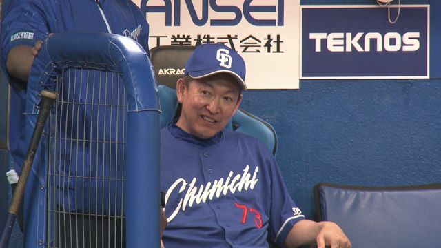 ベンチで笑顔を見せる中日・立浪和義監督