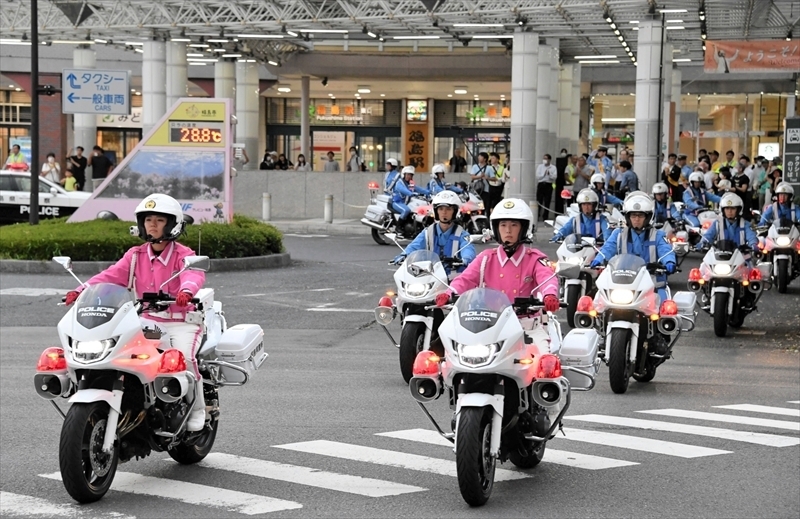 ＪＲ福島駅東口から一斉に出動する白バイ