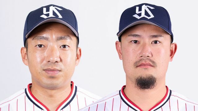 ヤクルトの嘉弥真新也投手と近藤弘樹投手