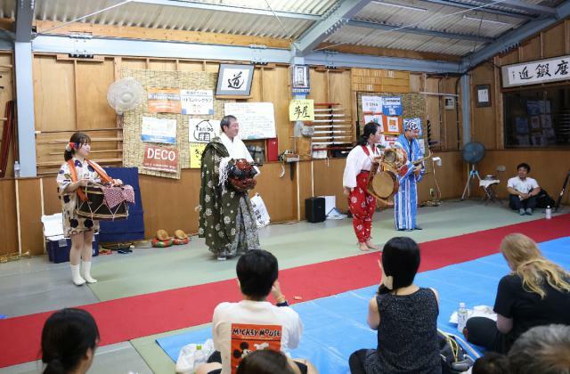 「本気の芸」にこだわり、全力の舞台を披露した「花ふぶき夏劇場」（宮田わかなさん提供）