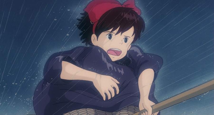 画像は雨のなか飛ぶキキ　(C) 1989 Eiko Kadono/Hayao Miyazaki/Studio Ghibli, N