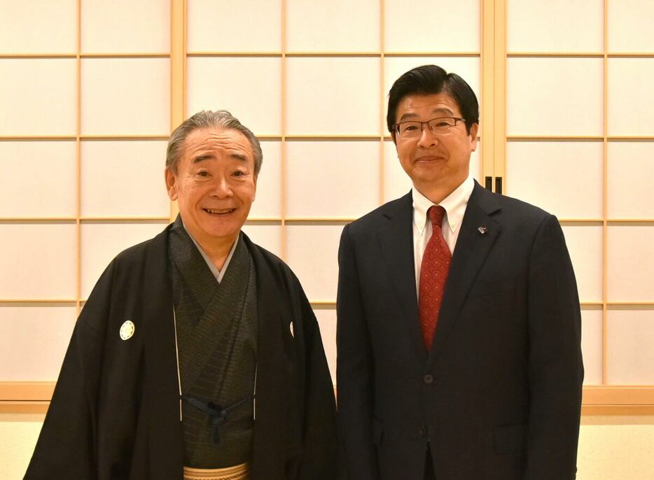 墨田区内で行われた落語会での五街道雲助（左）と山本亨区長