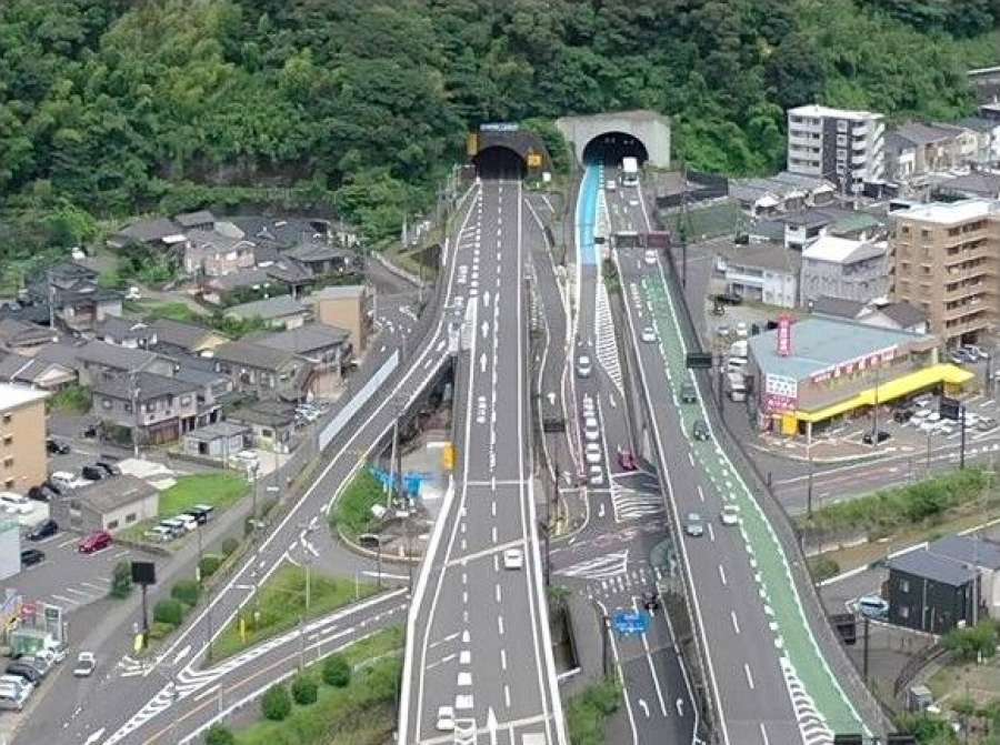 ４日朝、下り線入り口の合流方法が変わる鹿児島東西道路・田上ＩＣ付近（鹿児島国道事務所提供）