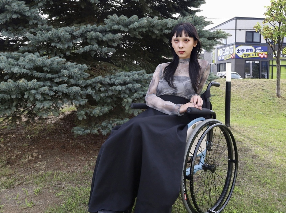 車いすに乗って生活するモデルの木下春菜さん＝北海道函館市