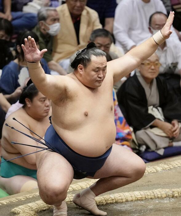 大相撲秋場所3日目、輝との取組に臨む玉鷲。初土俵から通算1631回連続出場となり、単独史上1位となった＝10日、東京・両国国技館