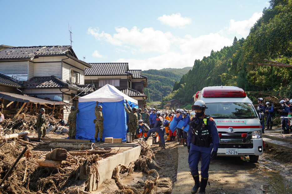 石川県・能登半島北部を襲った記録的な大雨で、警察や消防、自衛隊は２５日も安否不明者らの捜索を続け、輪島市で新たに女性１人の遺体が見つかった。写真は新たに遺体が発見された捜索現場＝同日午前