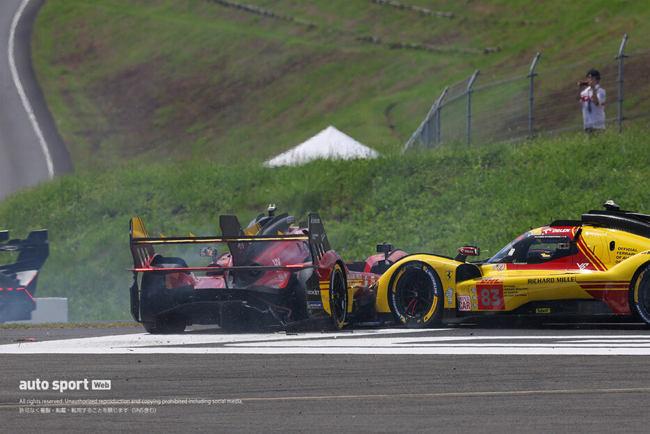 2周目の1コーナーで接触する51号車フェラーリと83号車フェラーリ　2024WEC第7戦富士