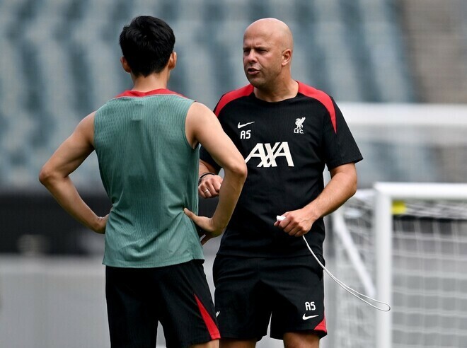 遠藤と会話を交わすスロット監督。（C）Getty Images