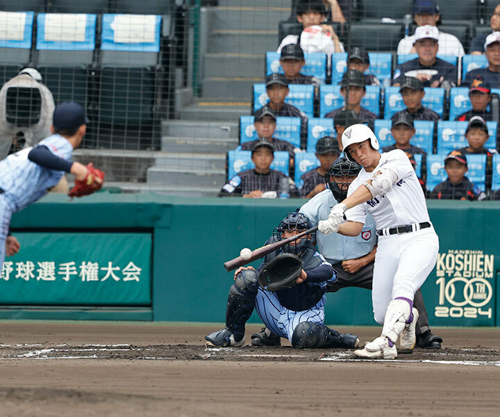 低反発バットになって高校野球で本塁打は貴重な得点になっています[写真は夏の甲子園、準々決勝、関東第一高の高橋徹平選手の本塁打=BBM]