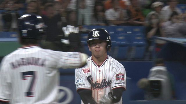 ベッドスライディングを決めたヤクルト・並木秀尊選手