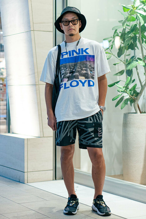 Tシャツ＝古着　パンツ、シューズ＝ともにナイキ　帽子、バッグ＝ともにサタデーズニューヨークシティ　眼鏡＝レイバン　腕時計＝タグホイヤー