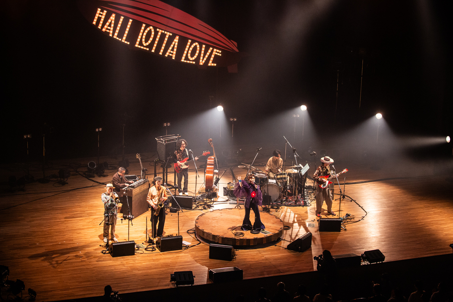 EGO-WRAPPIN’ 『HALL LOTTA LOVE ～ホールに溢れる愛を～』2024年公演より （撮影：仁礼博）