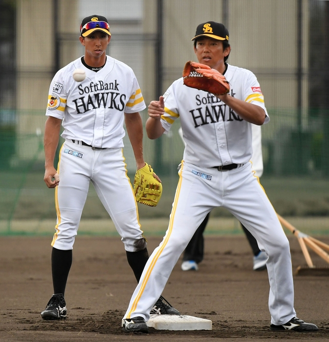 2016年の秋季キャンプで鳥越コーチ（右）から指導を受ける福田（撮影・三笘真理子）