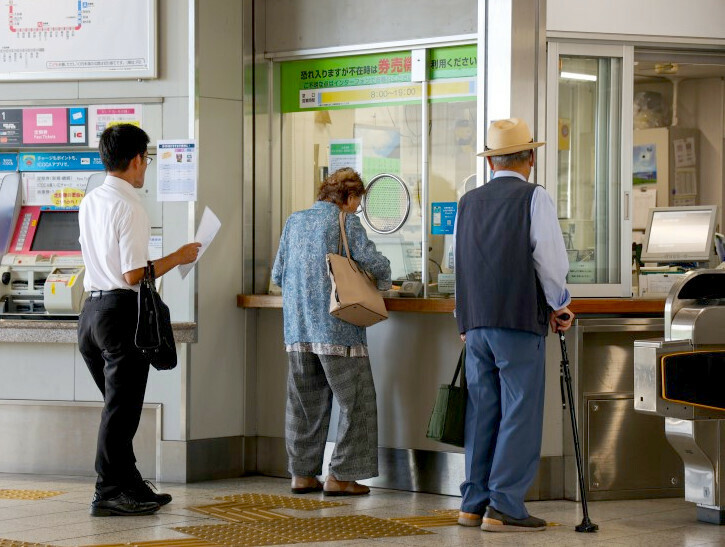 利用客が並ぶJR北長瀬駅の「みどりの窓口」。人件費削減のため26日に閉鎖される＝11日