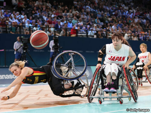 ドイツ戦で相手選手と衝突した車いすバスケ女子日本代表の柳本あまね［写真］＝Getty Images