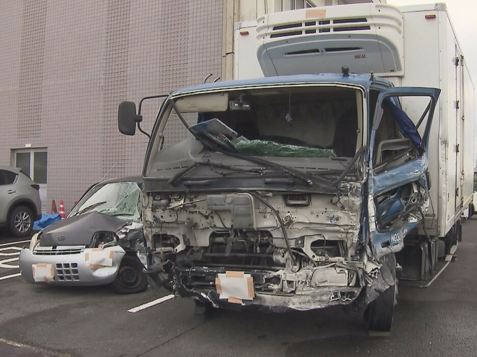 衝突した軽乗用車とトラック 岐阜県警羽島署