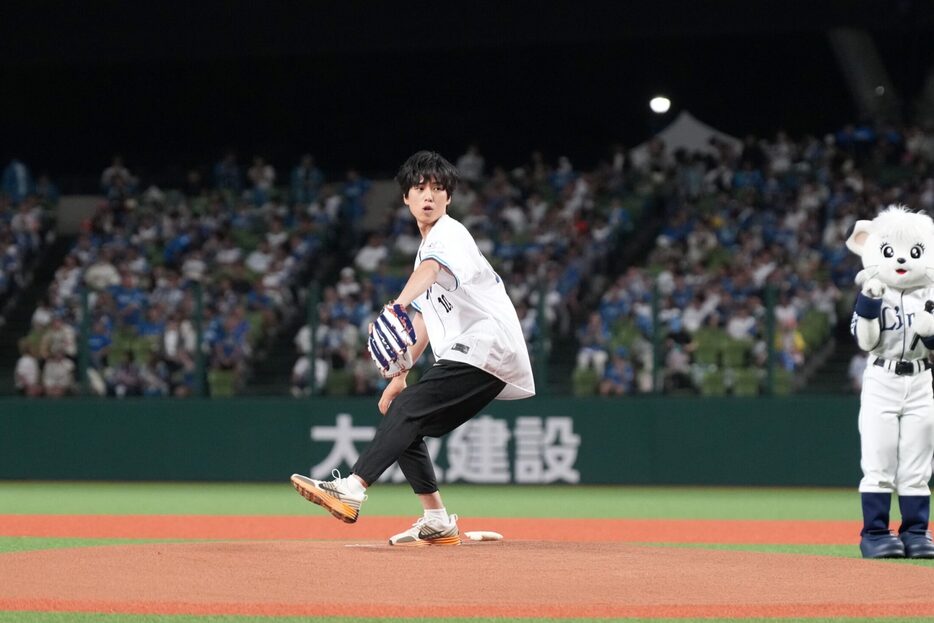 セレモニアルピッチに登場した坂東龍汰さん©SEIBU Lions