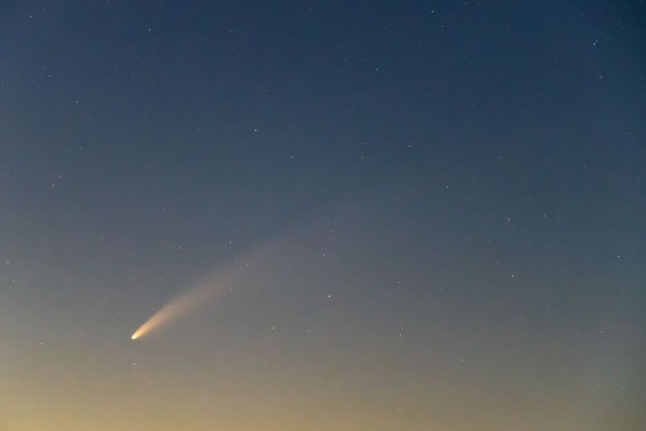 明け方の空に尾を引く彗星（Shutterstock.com）