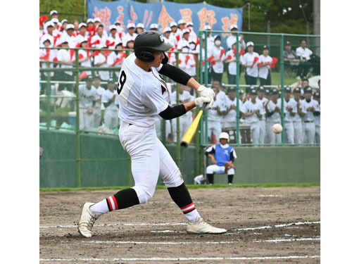 【海星―菰野　四回表1死三塁、決勝点となる右犠飛を放つ海星5番森田＝ドリームオーシャンスタジアムで】