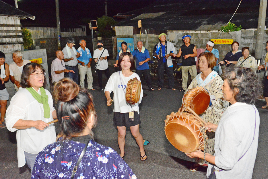 老若男女がにぎやかに歌い踊り、熱気に包まれた佐仁の八月踊り＝16日、鹿児島県奄美市笠利町