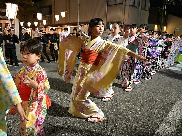 浴衣姿で踊る天満町の子どもたち