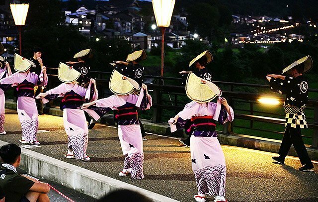 十三石橋の上で踊る女性たち