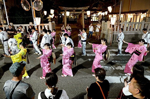 神社の前を流す天満町の踊り手