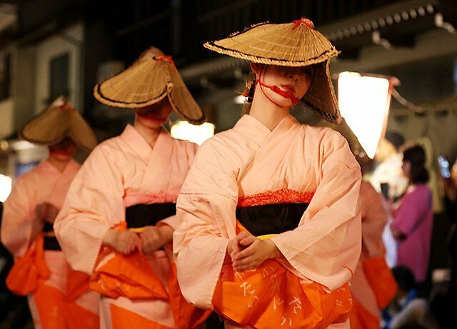 しなやかな動きの女踊り＝東新町